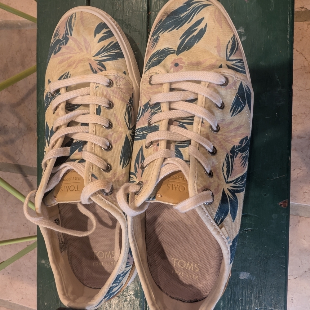 TOMS Lilac Floral Print Travl Lite Women’s Sneaker Size 7.5